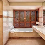 Beachfront Penthouse, Pool Gym Apartment