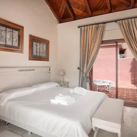 Beachfront Penthouse, Pool Gym Apartment Estepona